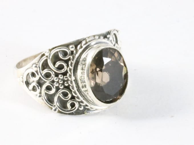 Bewerkte zilveren ring met rookkwarts - maat 16