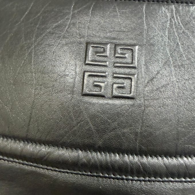 Givenchy rok met uitsnijdingen en reliëf in zwart leer