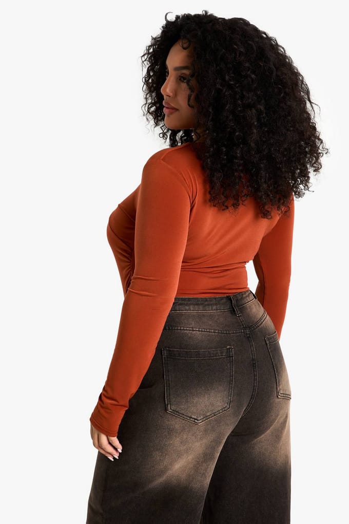 boohoo Dames Plus Twist Detail Gerimpelde Bodysuit | Tan | Maat: 28
