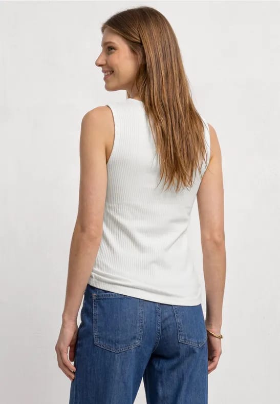 Basic top met hartvormige halslijn
