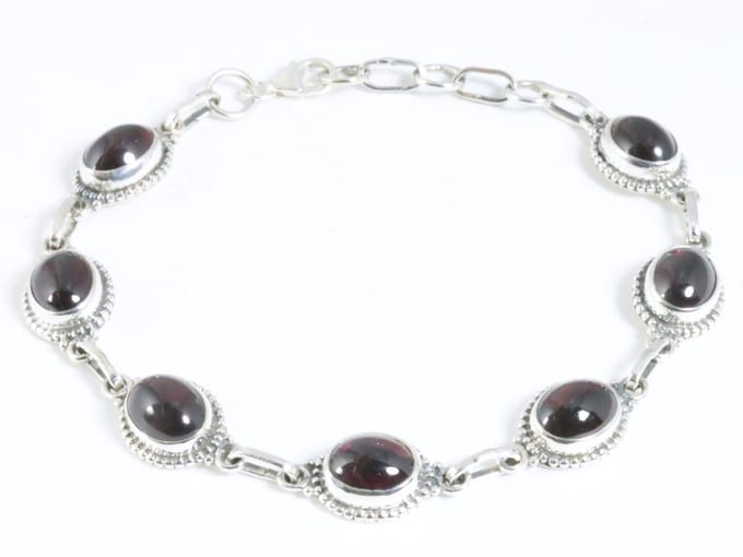 Bewerkte zilveren armband met granaat