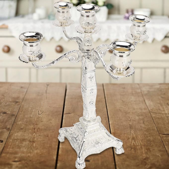 Europese vintage kandelaar met reliëf, eettafel, bruiloftsornamenten white