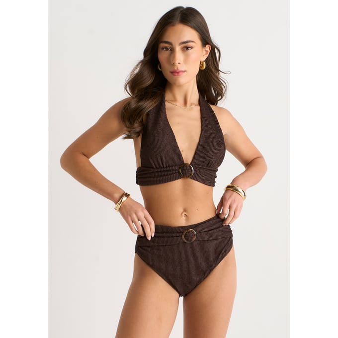 Bruine halterbikinitop met structuur en ringdetails