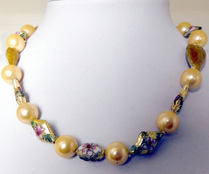 Hetty'S - Zomers collier - met grote gele parels - cloisonnÃ© bedels - 42 cm