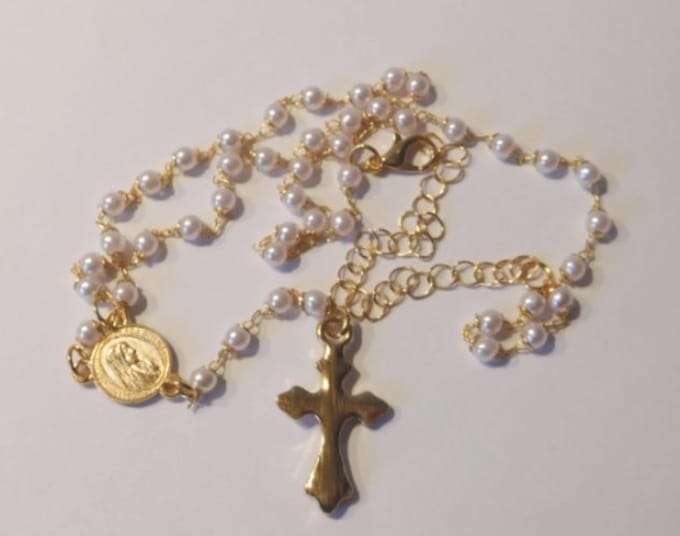 Ketting Rozenkrans parels met hanger kruisje goudkleur.