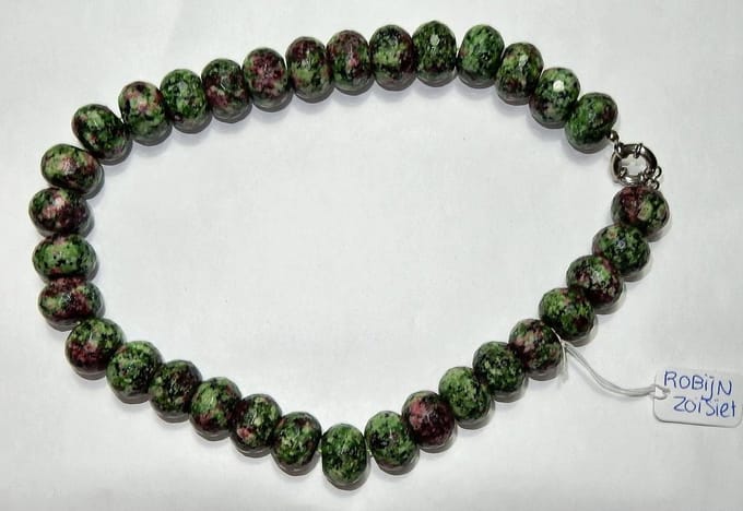 Robijn in Zoisiet Collier