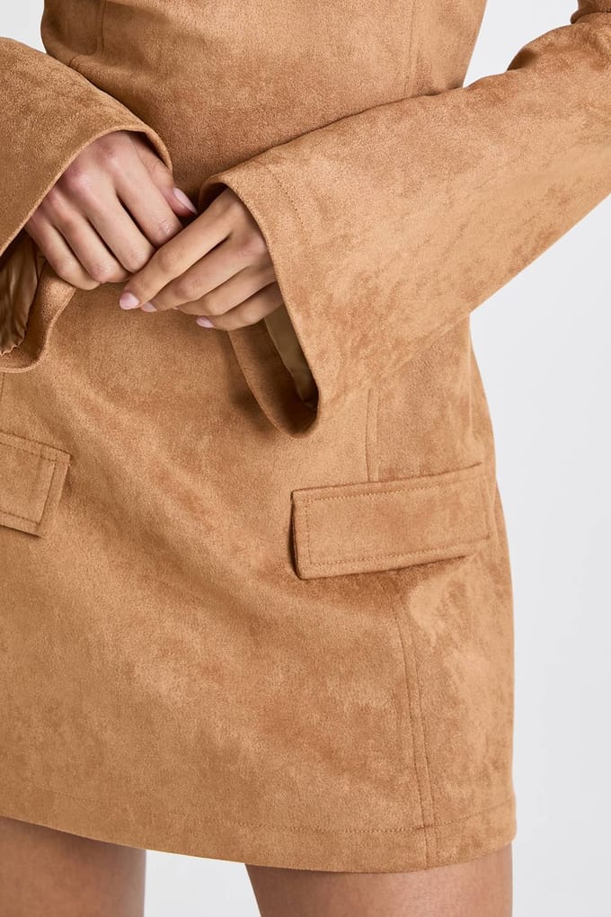 boohoo Dames Nep-suede shiftjurk met flare manchetten | Camel | Maat: 18