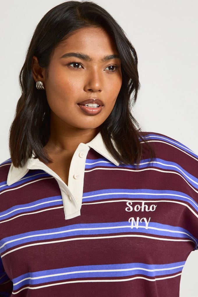 boohoo Dames Plus Soho NY Gestreept Rugby Sweatshirt | Bordeaux Rood | Maat: 50