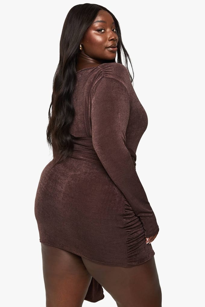 boohoo Dames PLUS GETEXTUREERDE SLINKY MINI-JURK MET VOORBAND | Chocolate | Maat: 28
