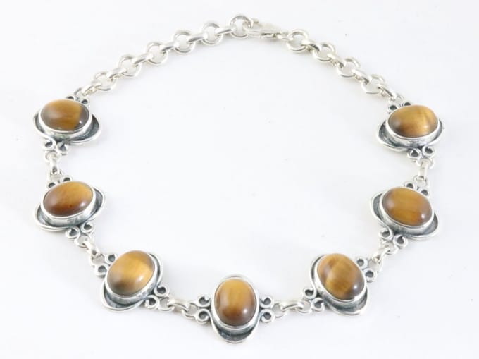Bewerkte zilveren armband met tijgeroog
