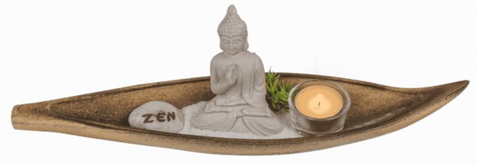 Boeddha beeld in houten boot met decoratie