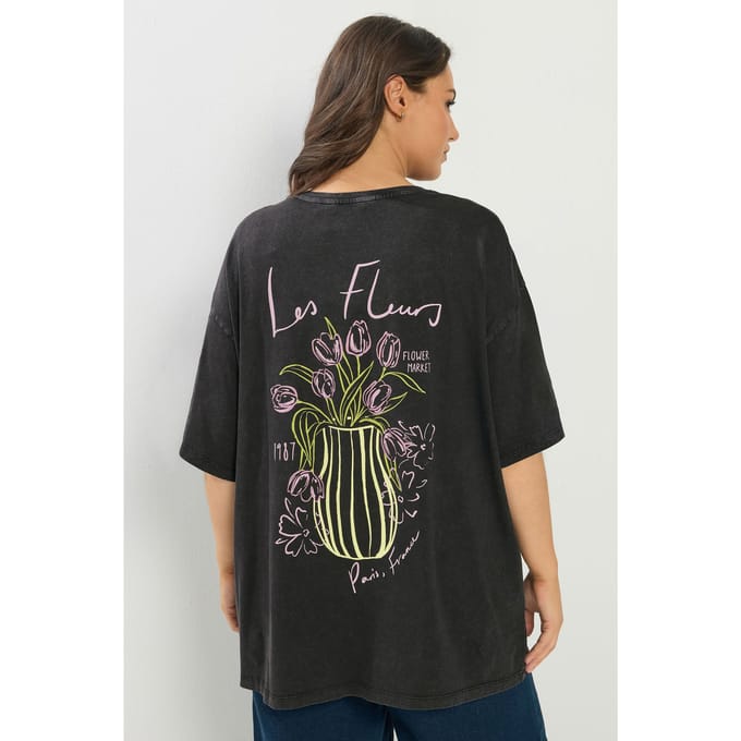 Yours Zwart Relaxed Tshirt Met 'Les Fleurs' Op De Achterkant Size 58-60