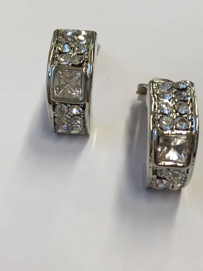 Petra's Sieradenwereld - Clipoorbel rond met strass (130)