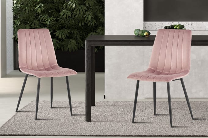 Eetkamerstoel Willis – Fluweel Roze – Zwarte Metalen Poten – Per Stuk