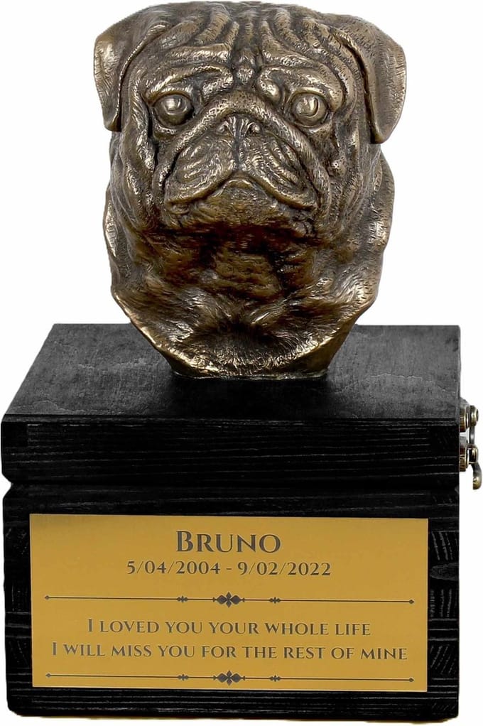 Handgemaakte urn hond met beeld en gravure van een Pug