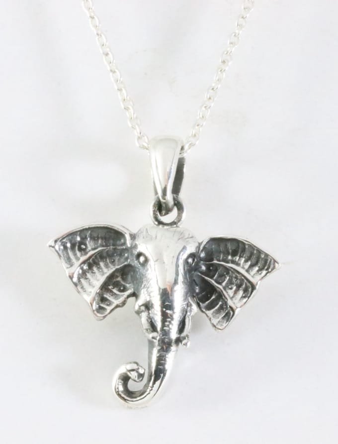 Zilveren olifant hanger aan ketting