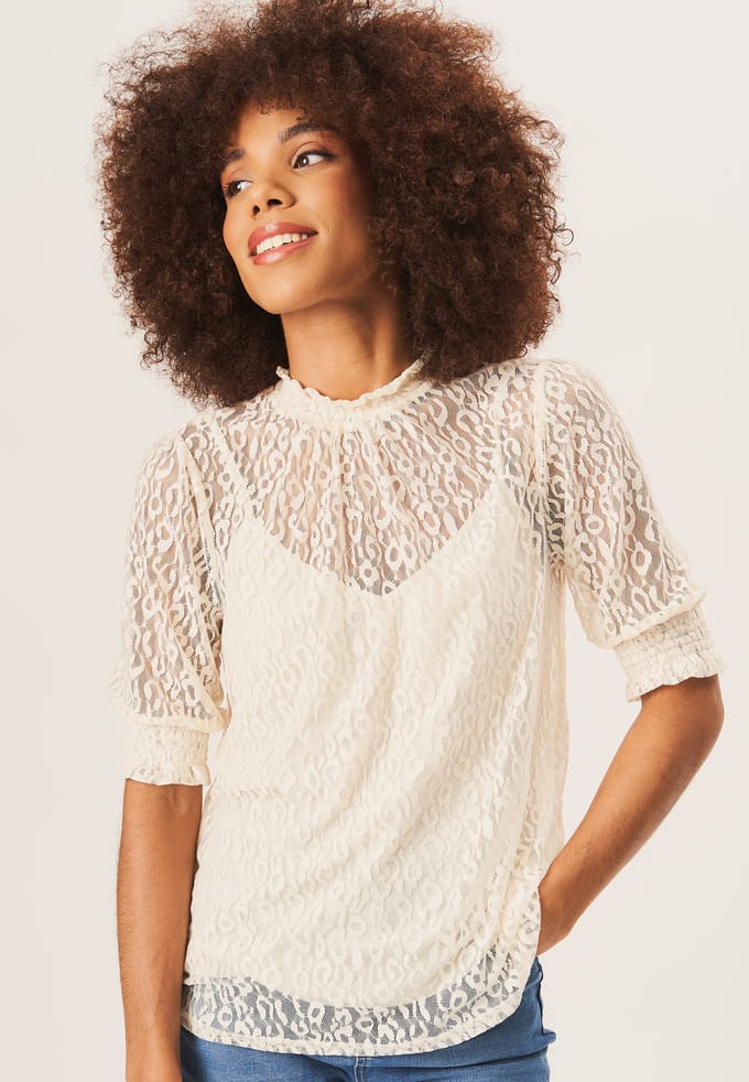 Losvallende blouse met hoge hals en kant
