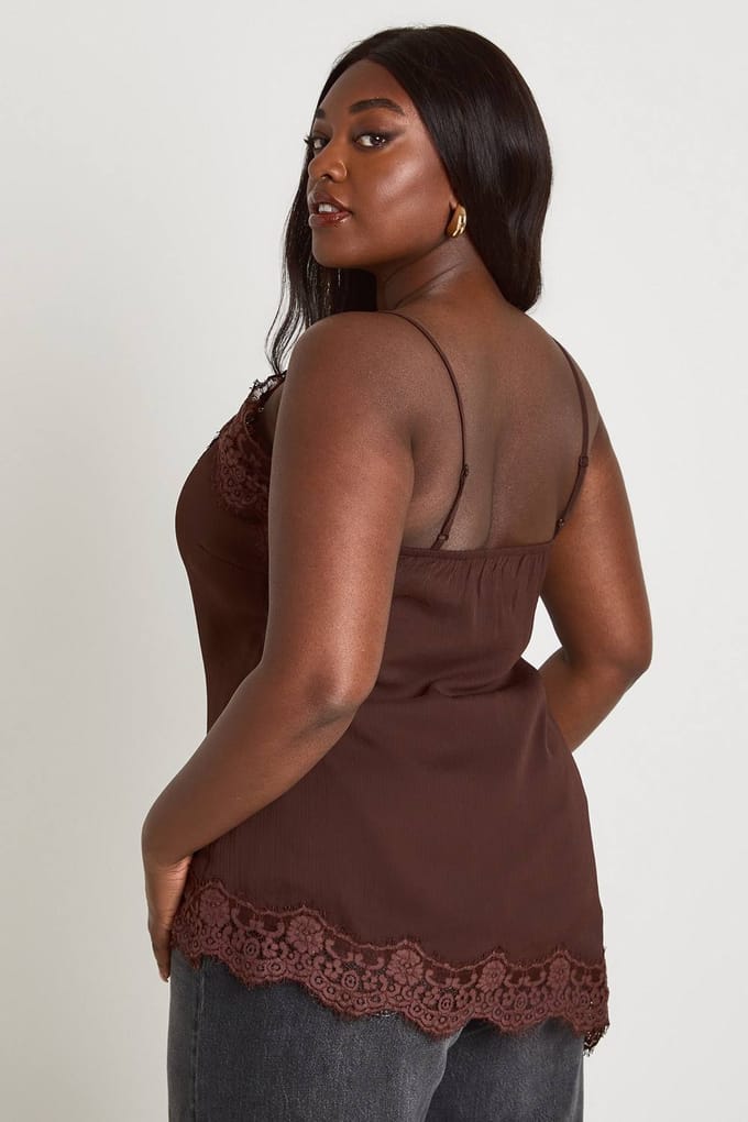 boohoo Dames Plus Kanten Rand Chiffon Asymmetrische Cami Top | Espresso | Maat: 44