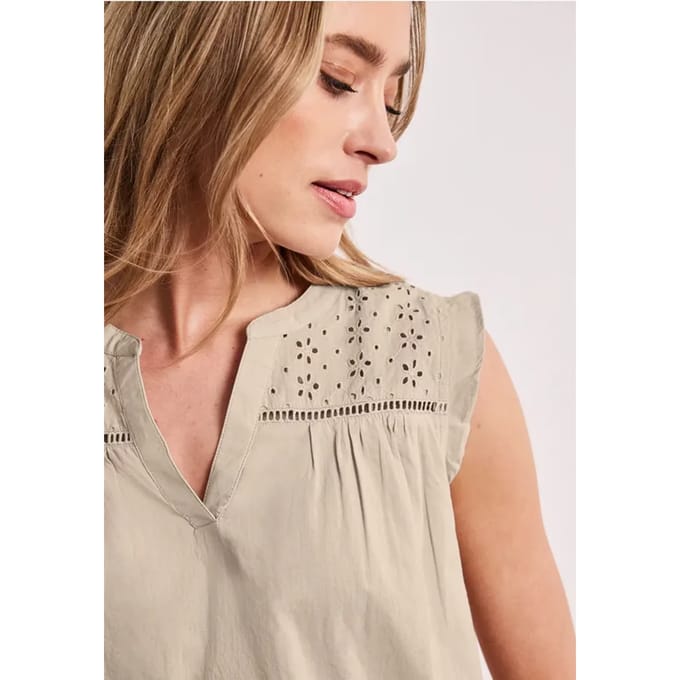 Blousetop met gespleten hals en shiffley-details