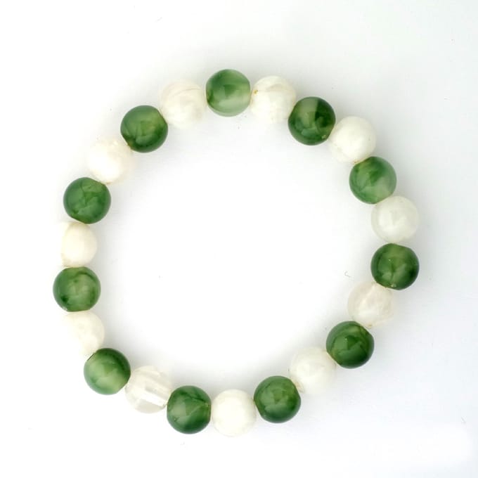 Armband met nature like witte en groene kralen