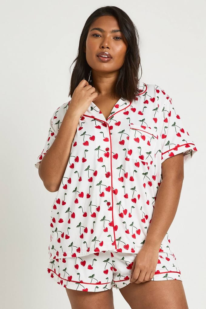 boohoo Dames Plus Valentijnsdag Hart Kersen Print Korte Mouw Shirt & Korte Pyjama Set | Wit | Maat: 52