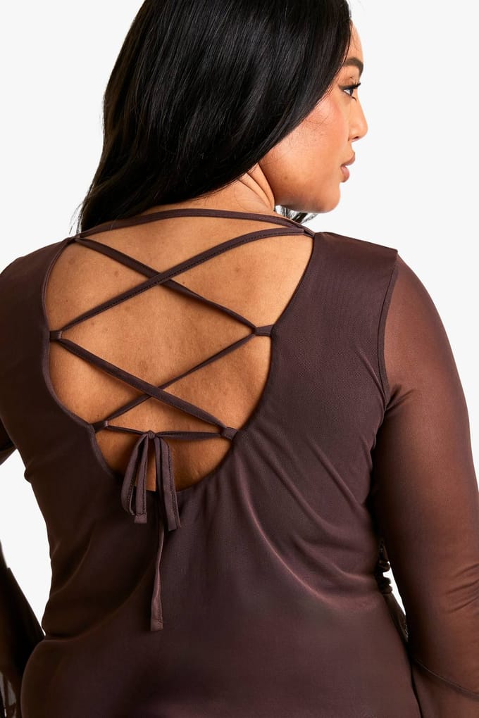 boohoo Dames Plus Mesh Ruffle Flared Sleeve Smock Jurk | Chocoladebruin | Maat: 54