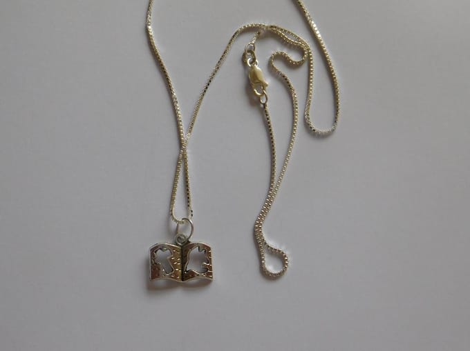 Ketting met hanger kruisje en duif.