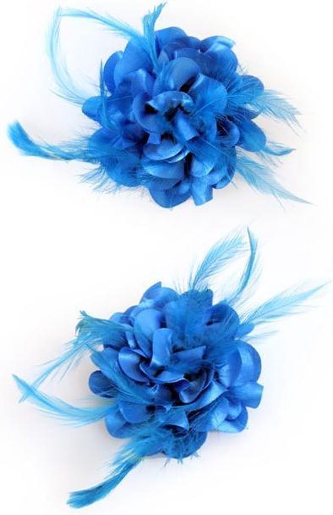 Bloem met veertjes op speld turquoise