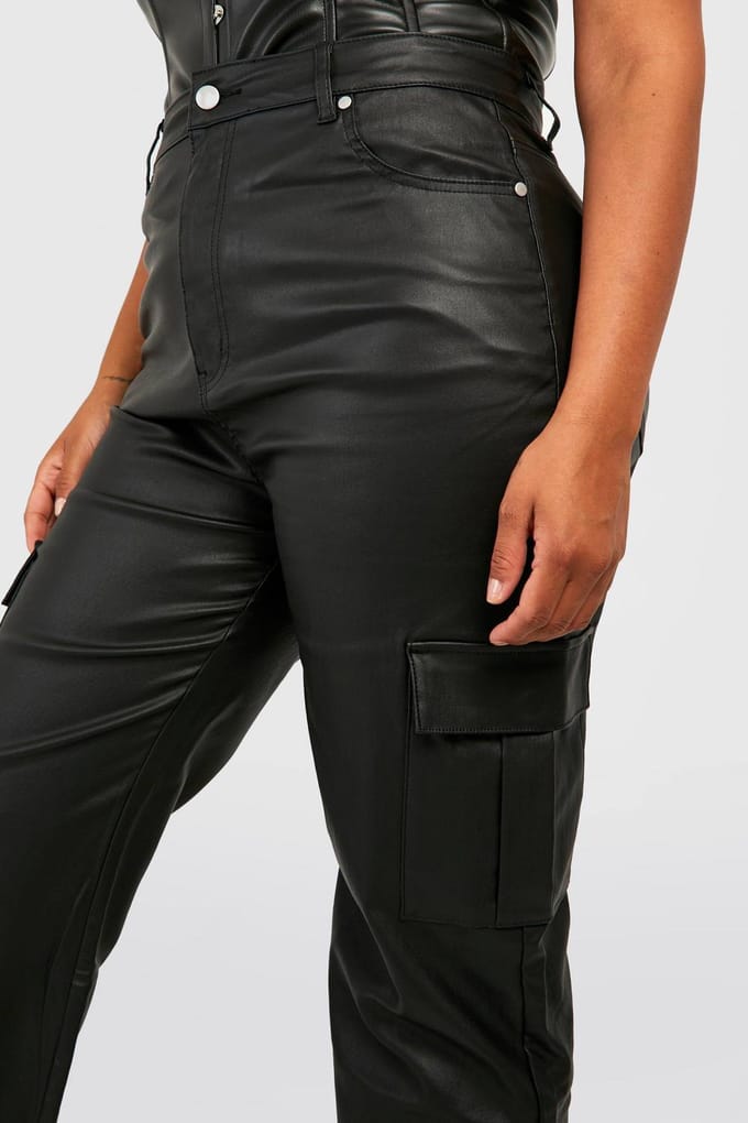 boohoo Dames Plus Pu Gecoate Denim High Rise Cargo Jeans | Black | Maat: 28