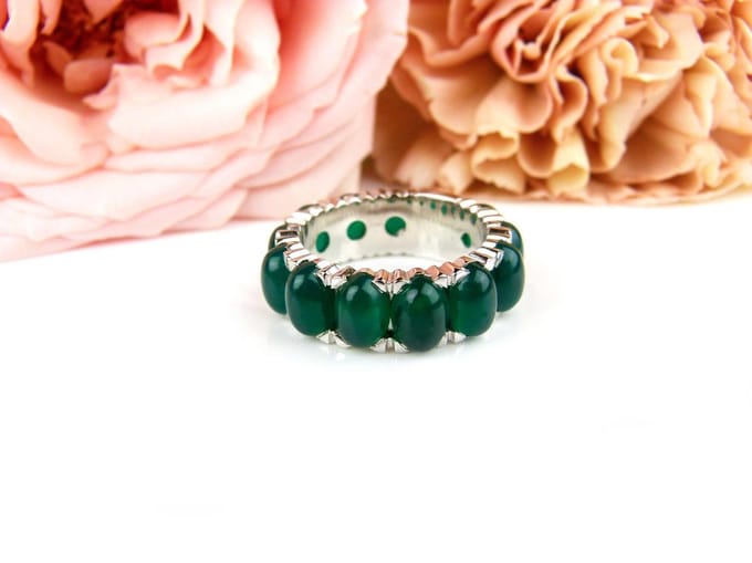 ring in wit goud gezet met groenagaat cabochons