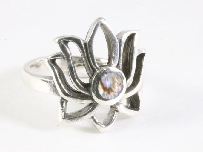 Opengewerkte zilveren lotus bloem ring met abalone schelp - maat 16