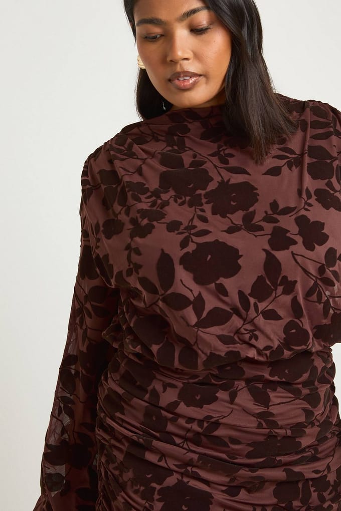boohoo Dames Plus Devore Gerimpelde Bodycon Jurk | Chocoladebruin | Maat: 50