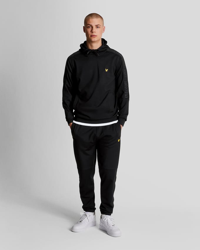 Lyle & Scott zwarte sweathoodie met zakmerk