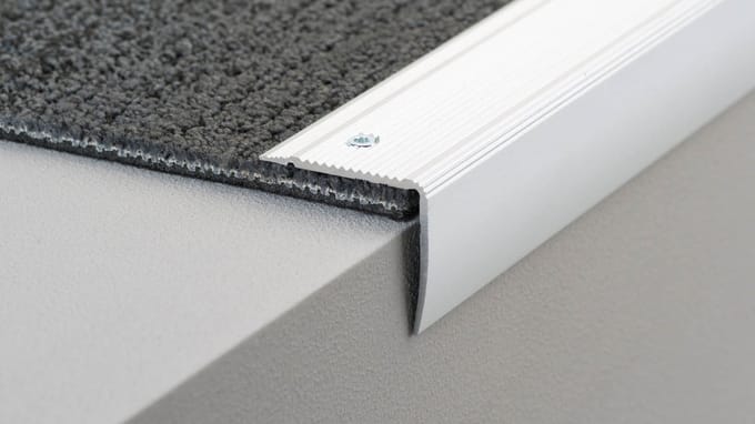Aluminium trapprofiel geboord - trapneusprofiel - trapneus - 30mm x 2,50mtr