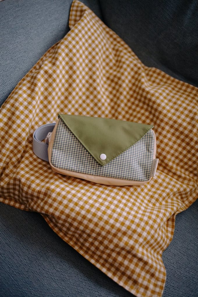 Sticky Lemon - heuptas klein - envelop - kietelende gras