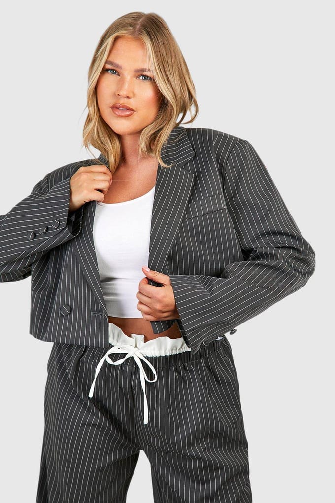 boohoo Dames Plus gestreepte Cropped Blazer | Houtskool | Maat: 56