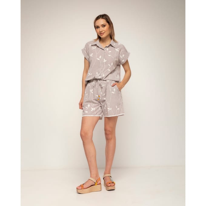 Gestreepte short met borduursel, ajourwerk-detail en een gerimpelde taille