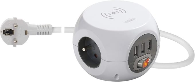 Meerdere stekkerdozen met draadloze inductie-oplader en USB-poorten