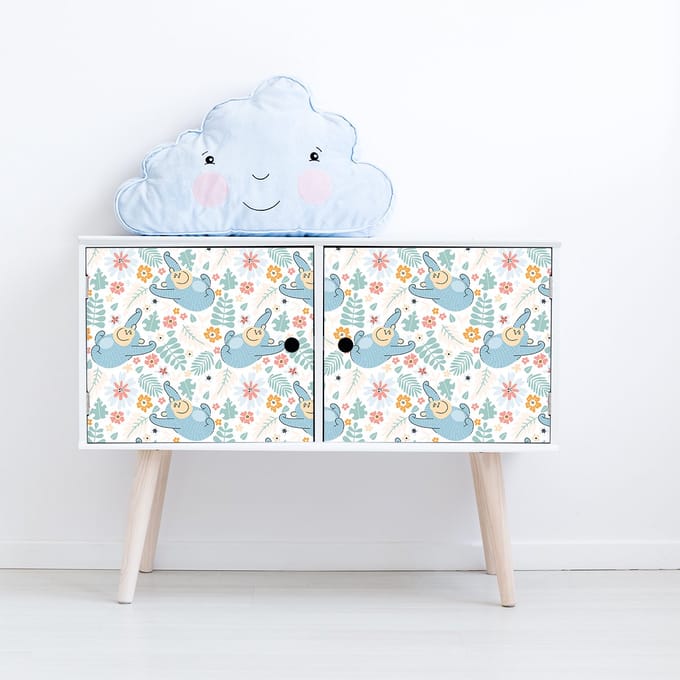 Kindermeubelsticker met een afbeelding van een slingerende gorilla in de jungle, 60 x 90 cm