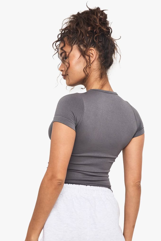 Dames Boohoo Basics Naadloze Rib Top met Korte Mouwen | Houtskool | Maat: Large