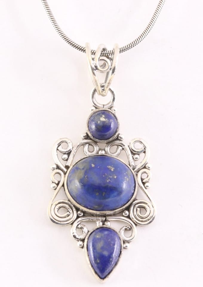 Opengewerkte zilveren hanger met lapis lazuli aan ketting