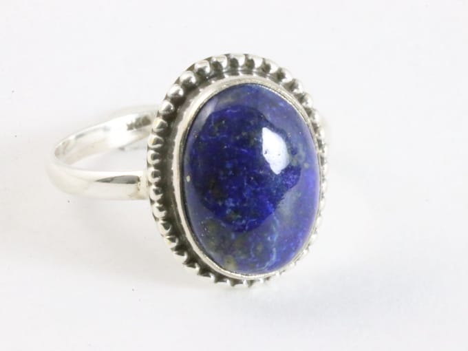 Bewerkte ovale zilveren ring met lapis lazuli - maat 16.5
