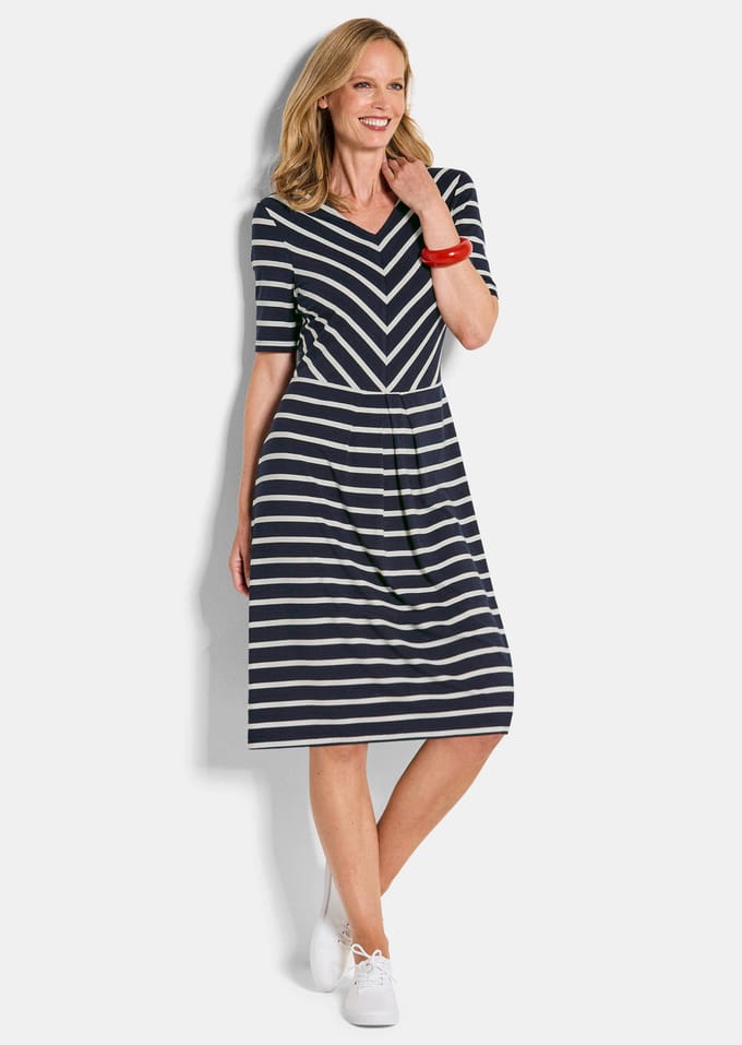 Jersey jurk in marinelook - marine / wit / gestr. - Gr. 48 van Goldner Fashion