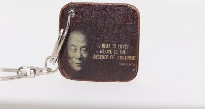 Quote sleutelhanger 3x3 cm What is love