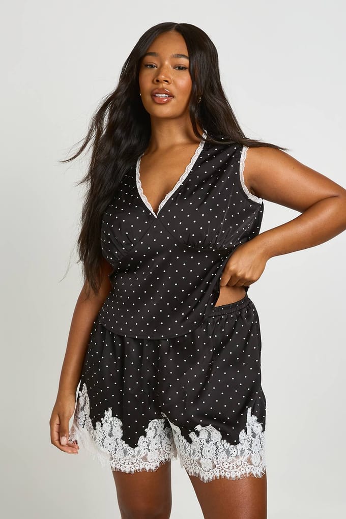 boohoo Dames Plus Polkadot Satijnen Short Met Contrasterende Kant | Black | Maat: 24