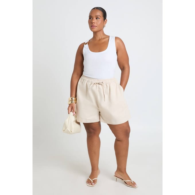boohoo Dames Plus Chambray Boxy Flippy Short | Ecru | Maat: 44