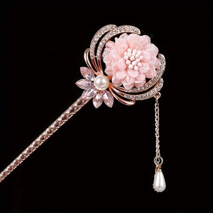 Épingle à cheveux classique avec pompons rétro et strass, un accessoire facile pour les mariées portant du Hanfu gray