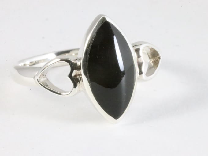 Opengewerkte hoogglans zilveren ring met onyx - maat 19
