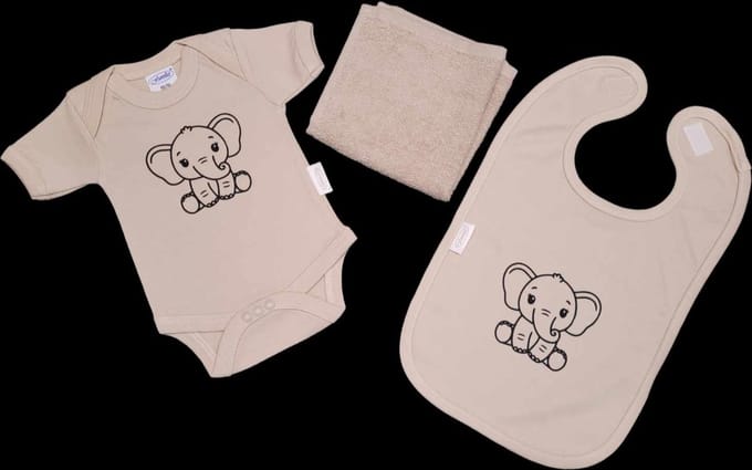 Kraamcadeau -zand - olifant - slab - spuugdoek - romper - maat 62/68.