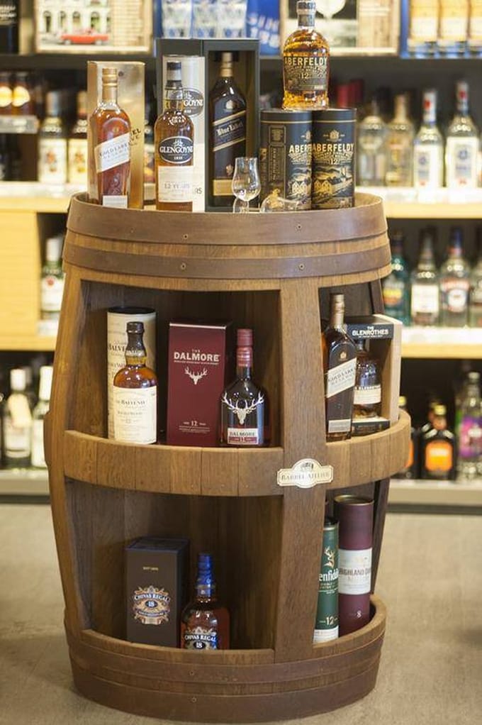 Wijnvat Display 300l. "Cabinet", 8 schappen, geborsteld, geschuurd, geolied.